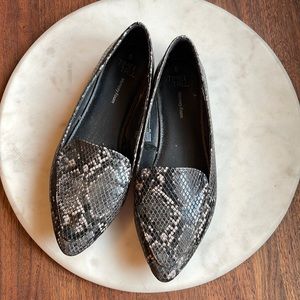 Faux leather flats with pointed toe.